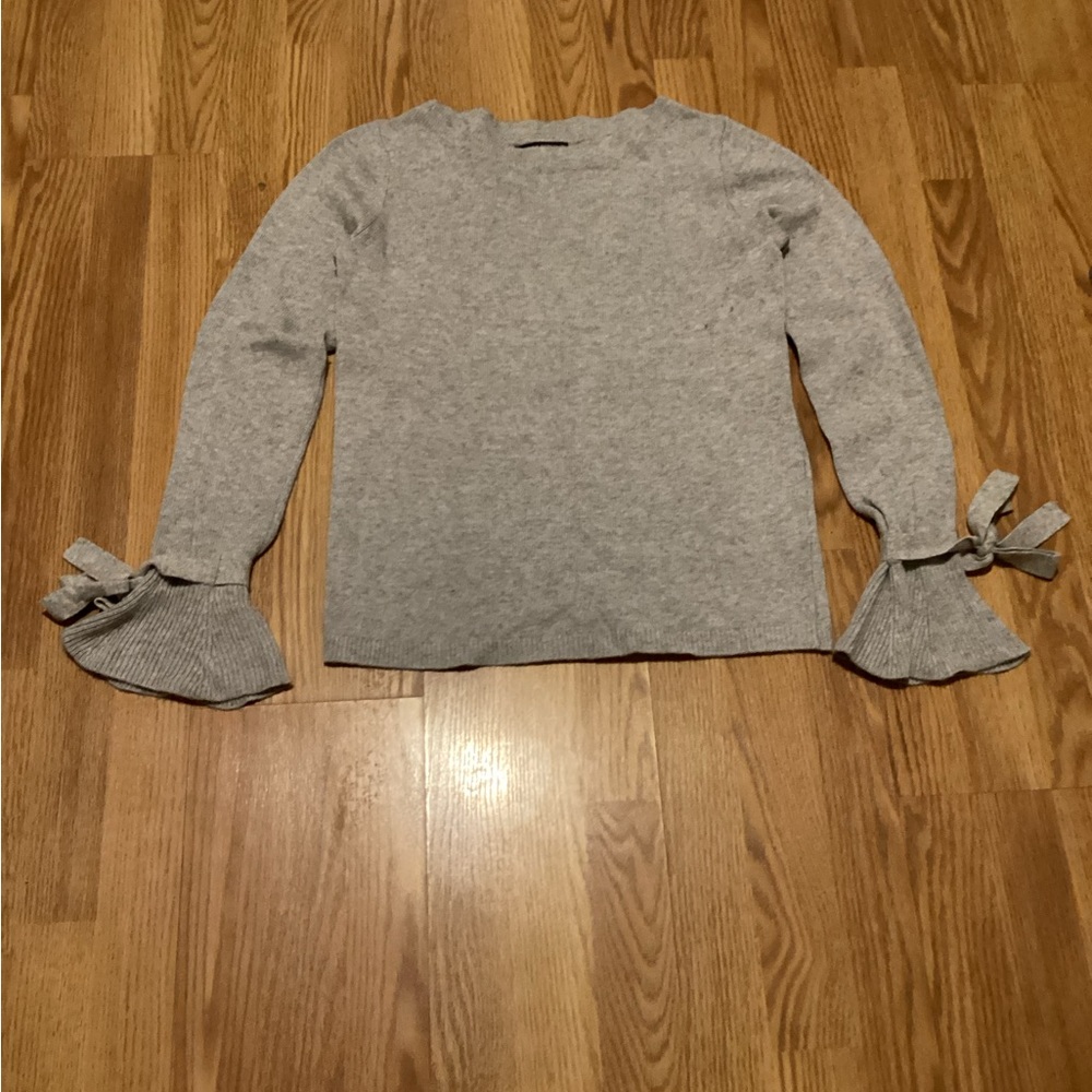 Woman’s pullover size large brand banana republic color gray round neck